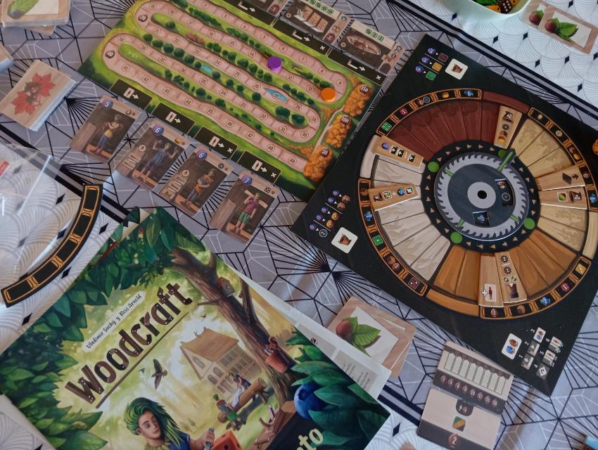 Woodcraft pe masă, fotografie de Estepo Estepoes