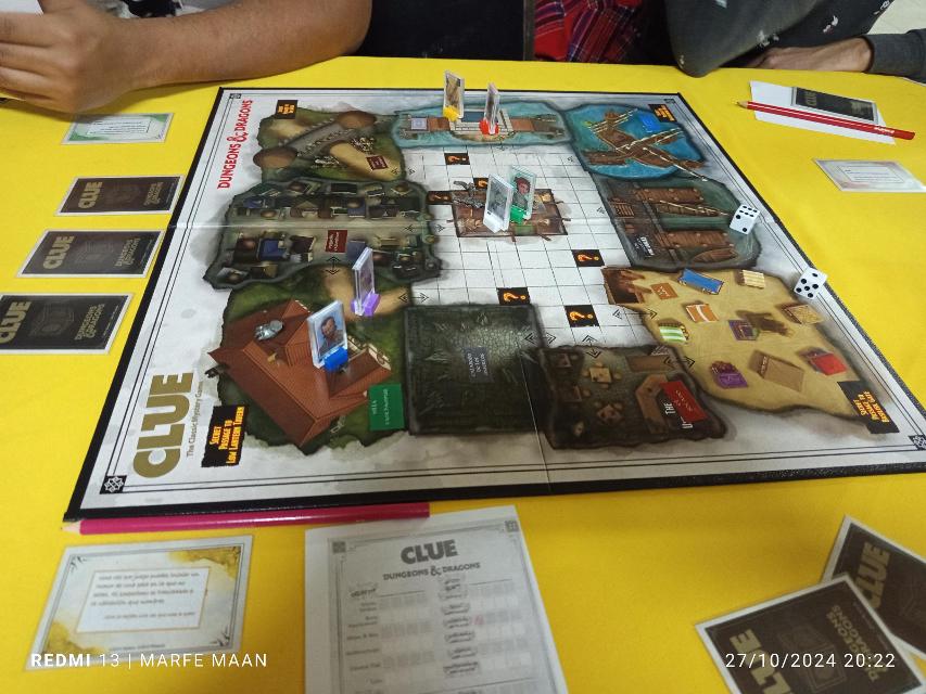 CLUE: Dungeons & Dragons sul tavolo, foto di MarFe MaAn