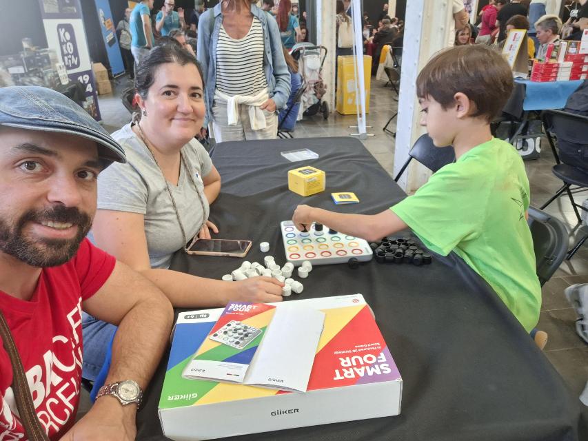 Smart Four Connected on the table, photo by Artur Rodríguez Coma