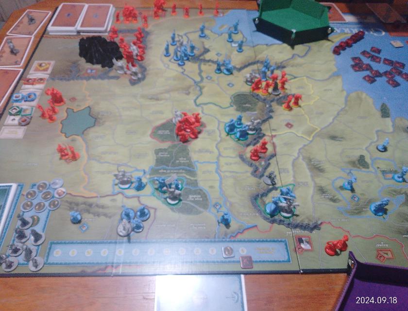 War of the Ring: Second Edition pe masă, fotografie de MarFe MaAn