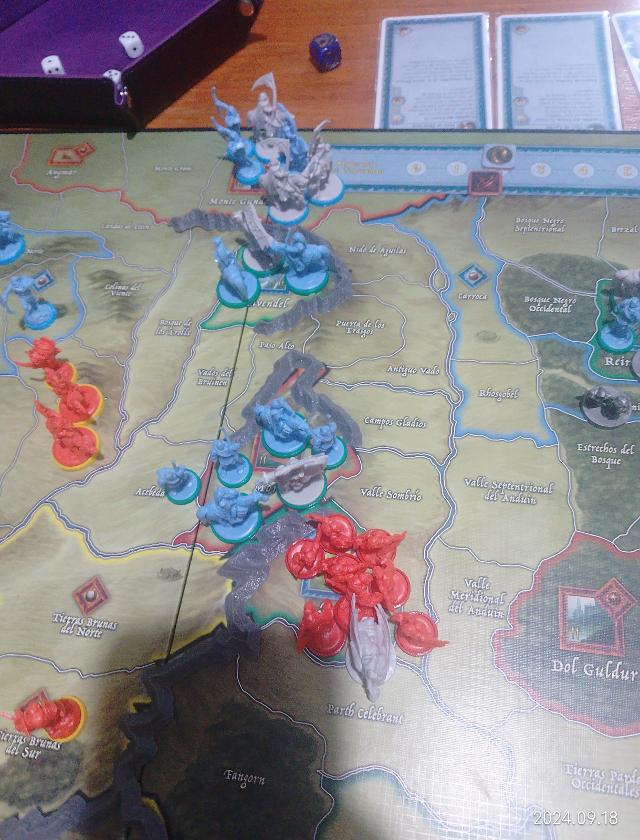 War of the Ring: Second Edition pe masă, fotografie de MarFe MaAn