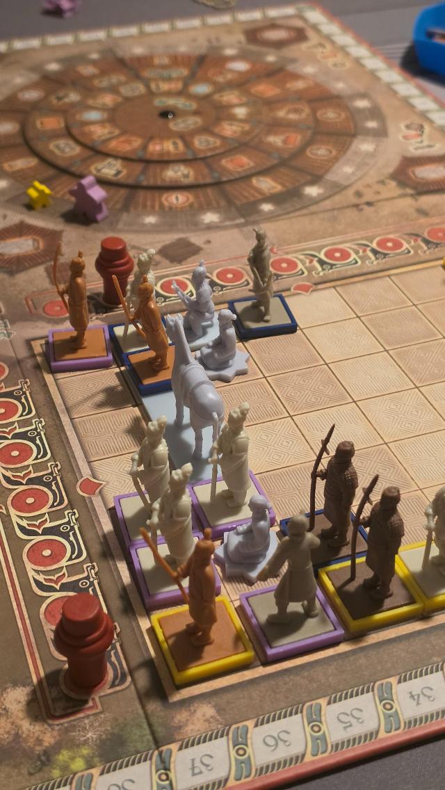 Terracotta Army sul tavolo, foto di Jugar y Leer