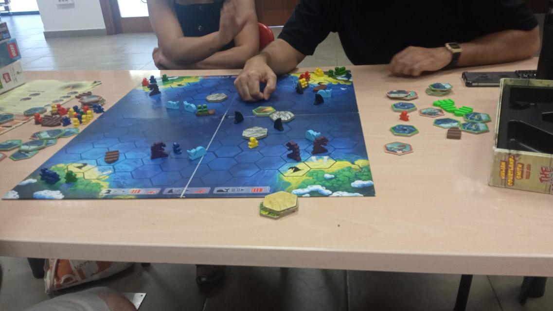 The Island op tafel, foto van Babel