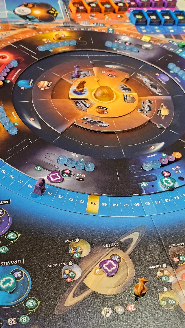 SETI: Poszukiwania pozaziemskich cywilizacji na stole, zdjęcie: Jugar y Leer