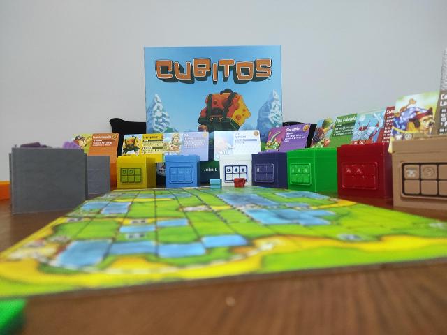 Cubitos az asztalon, fotó: Pauliss