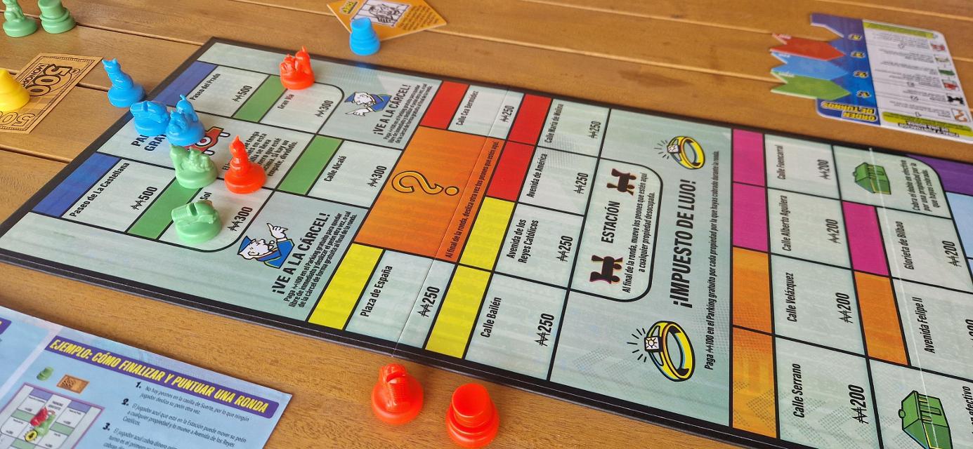 Monopoly Knockout sul tavolo, foto di Pere