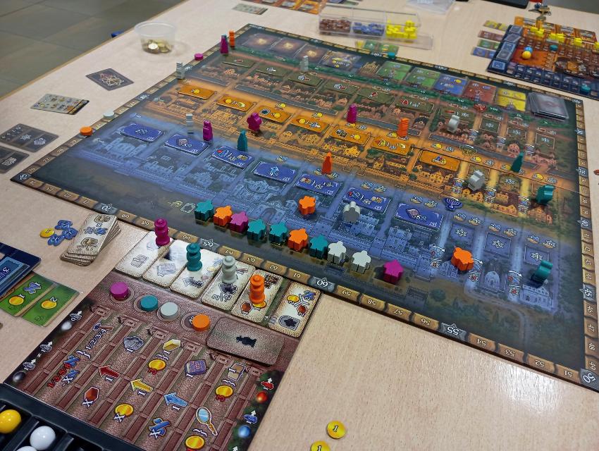 Golem op tafel, foto van Estepo Estepoes
