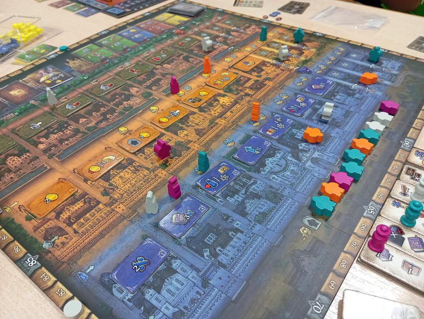 Golem op tafel, foto van Estepo Estepoes