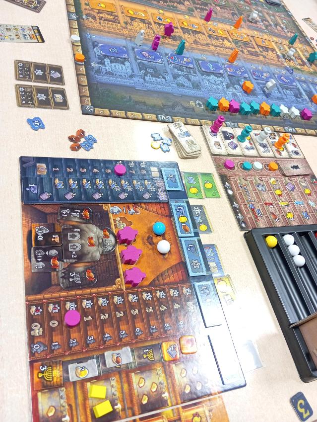 Golem op tafel, foto van Estepo Estepoes