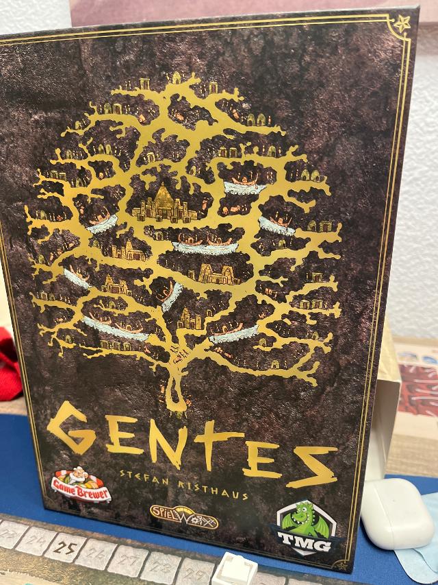 Gentes: Deluxified Edition az asztalon, fotó: Sergio Zer