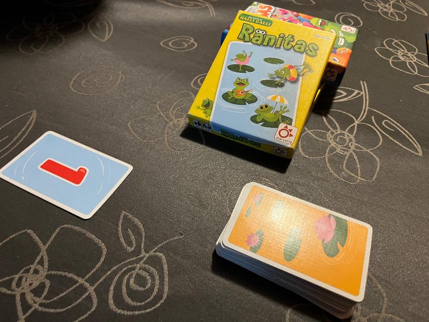 Froggies on the table, photo by Bruno Circulo Friki