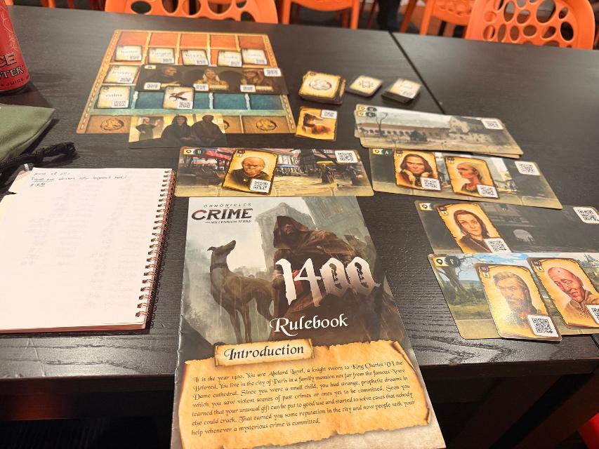 Chronicles of Crime: 1400 auf dem Tisch, Foto von Paige