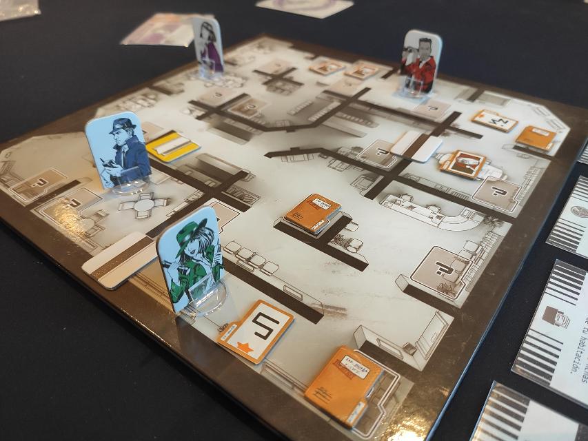 The Initiative on the table, photo by Mario Estruch