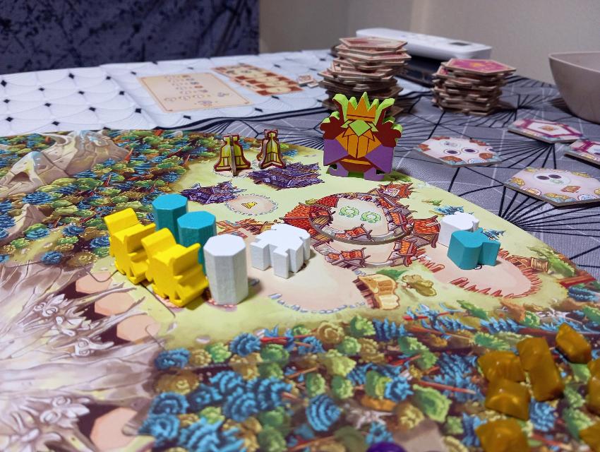 Trolls and Princesses on the table, photo by Estepo Estepoes