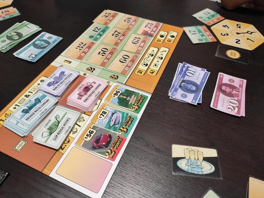 Ponzi Scheme az asztalon, fotó: Mario Estruch