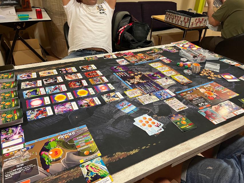 Dragon Ball: Deckbuilding Game sobre la taula, foto de Bruno Circulo Friki