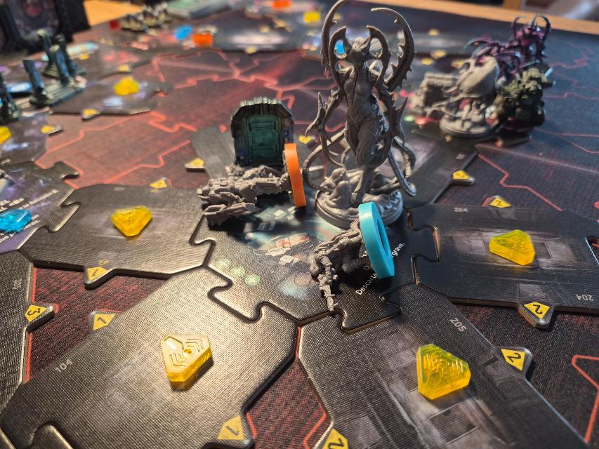 Nemesis: Retaliation pöydällä, kuva: Borja Giner