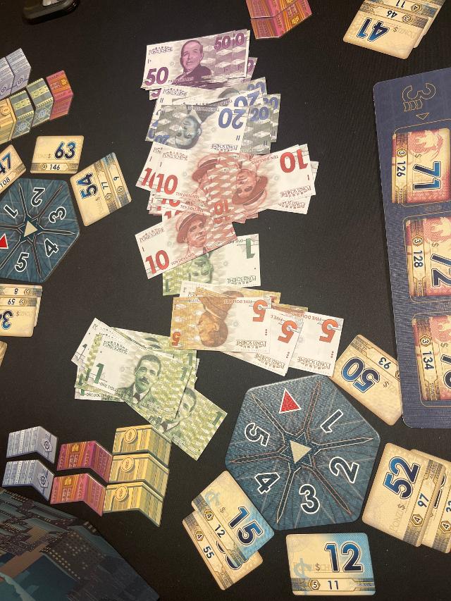 Ponzi Scheme az asztalon, fotó: Sergio Zer
