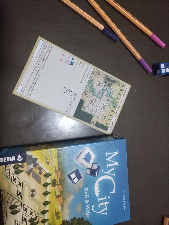 Moje miasto: Gra kościana na stole, zdjęcie: Amy