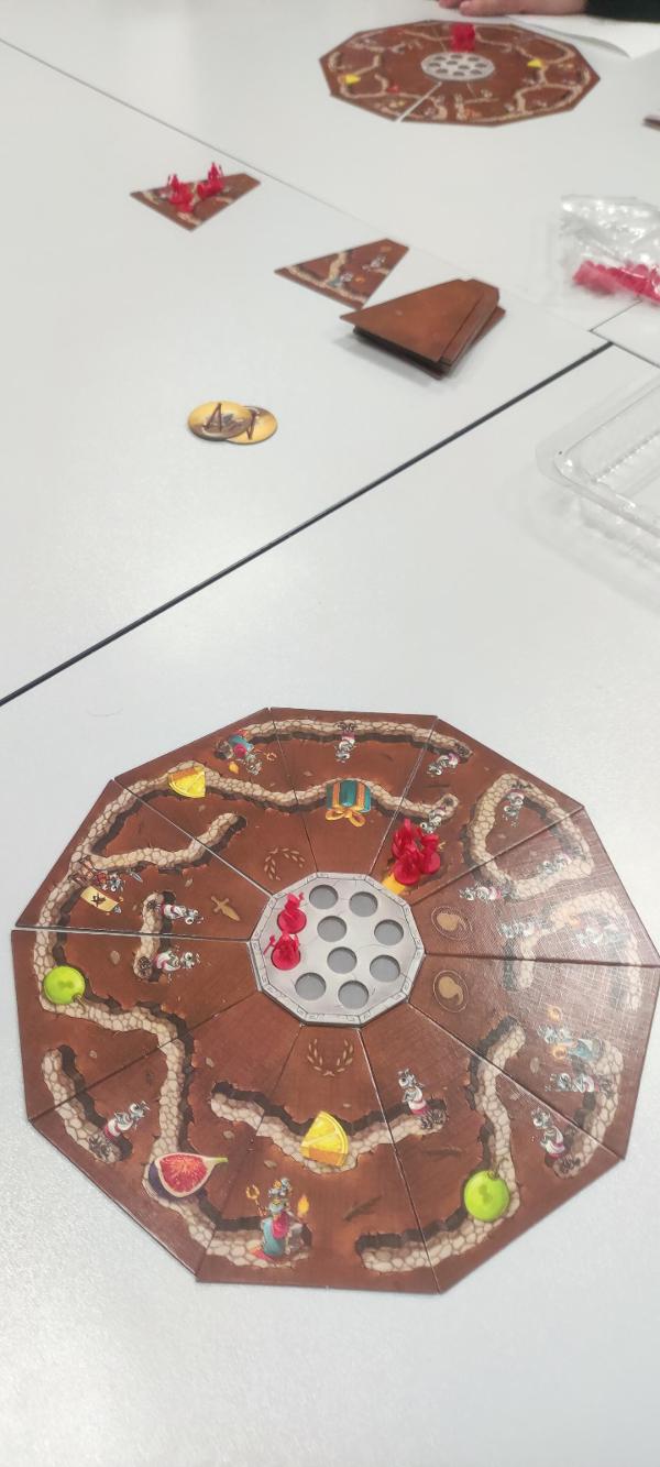Micropolis pöydällä, kuva: Shinychi3