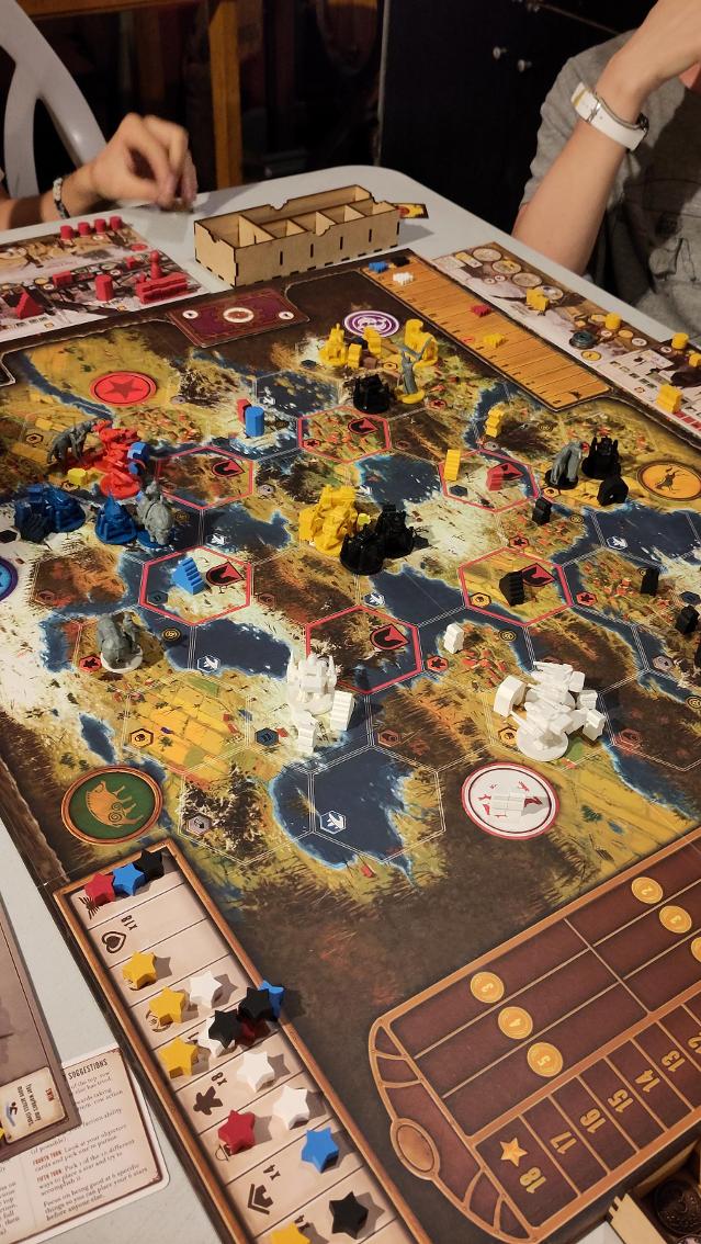 Scythe sul tavolo, foto di Allue