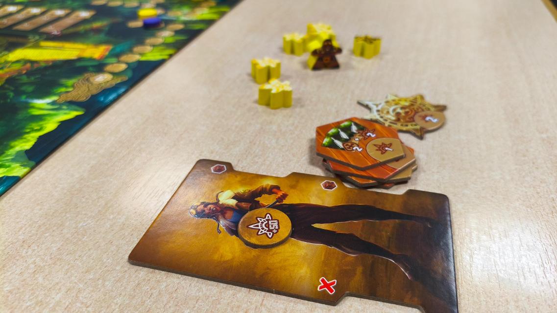 Quetzal on the table, photo by Mochilo