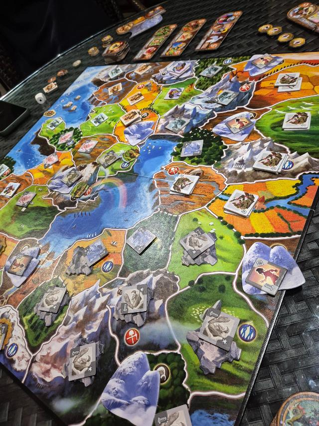 Small World sur la table, photo de Jefrey Solis Vindas