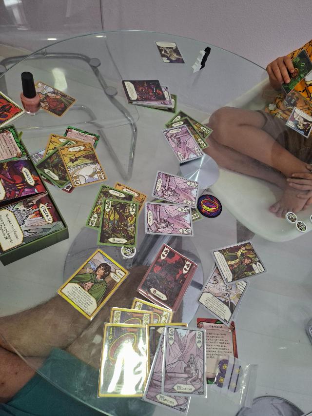 Il Signore degli Anelli: Le Due Torri – Trick-Taking Game sul tavolo, foto di Artur Rodríguez Coma
