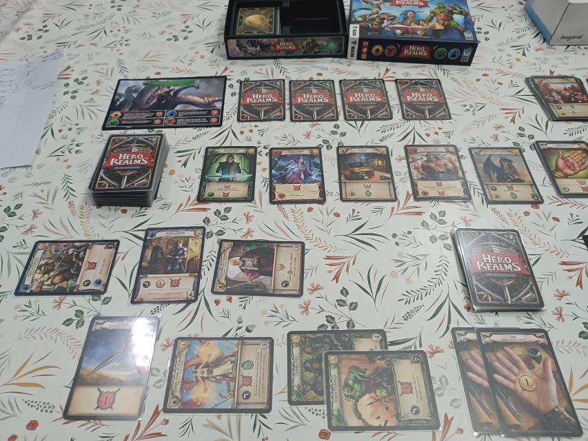 테이블 위의 Hero Realms, 사진: Viafora - Francesc