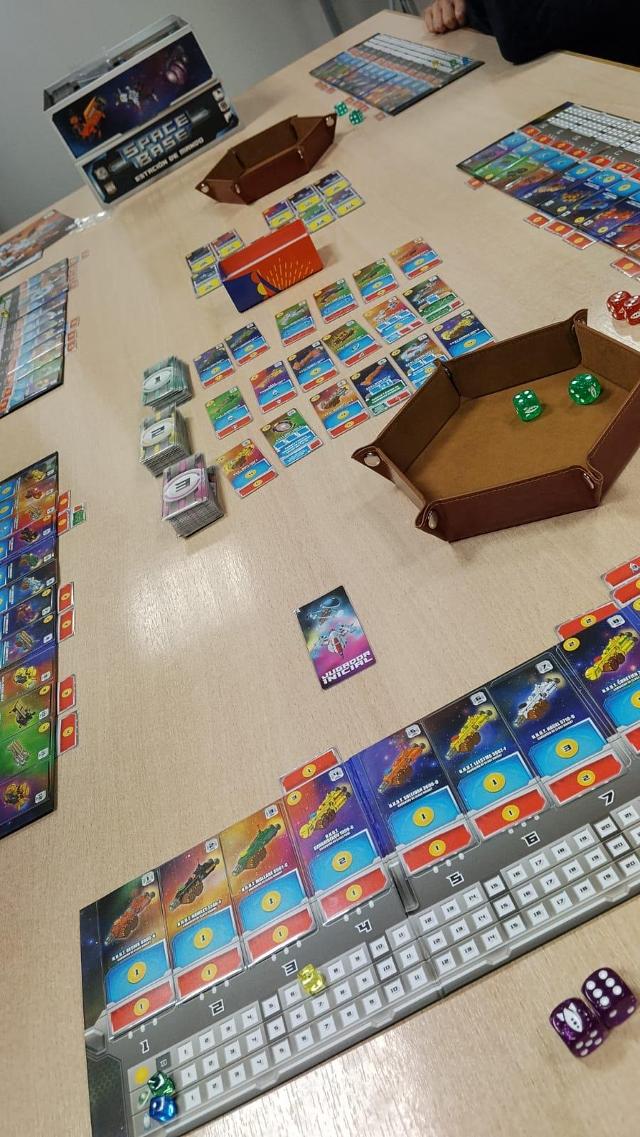 Space Base auf dem Tisch, Foto von Amy
