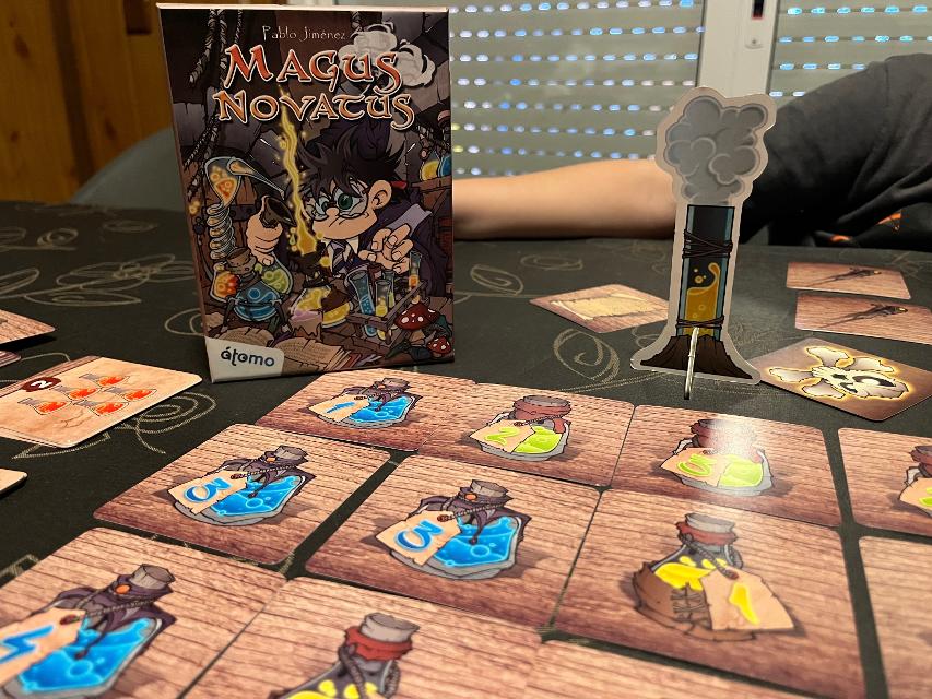 MAGUS NOVATUS sobre la taula, foto de Bruno Circulo Friki