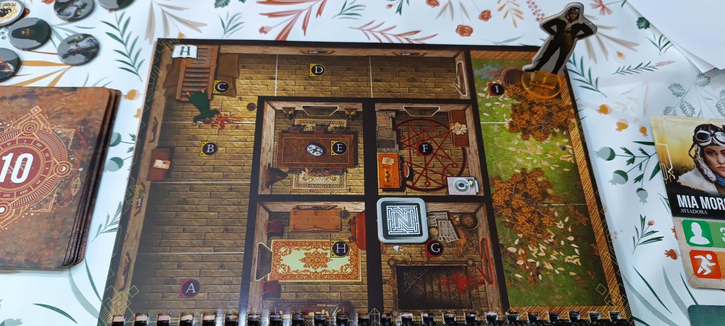 Aventura Z: Vol 1 Lovecraft on the table, photo by Viafora - Francesc