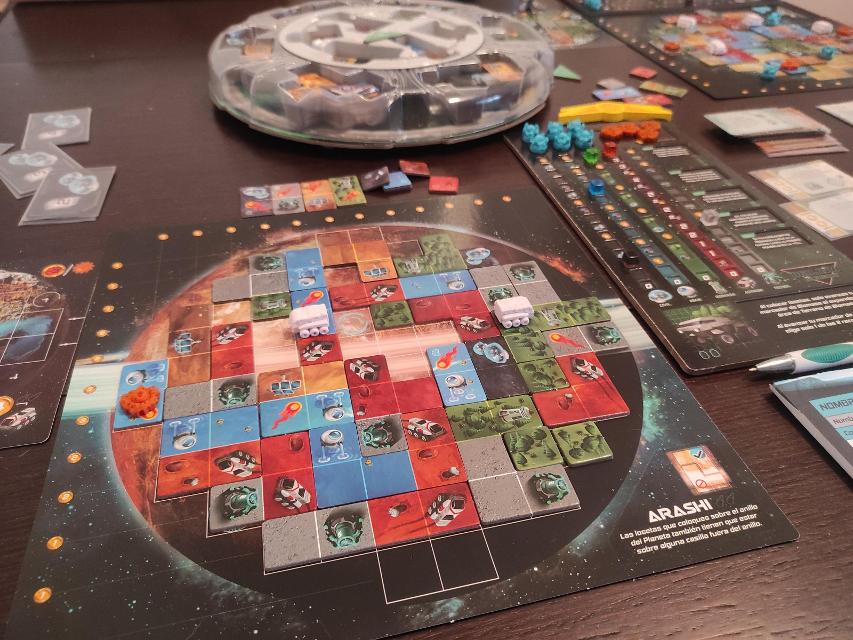 Planet Unknown auf dem Tisch, Foto von Pauliss