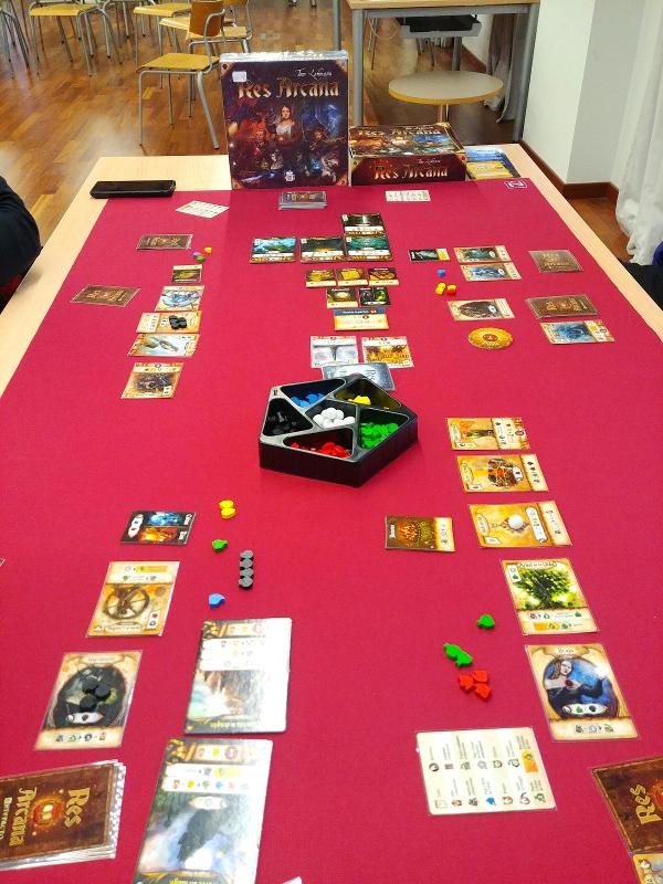 Res Arcana sul tavolo, foto di Associació Rol i Jocs