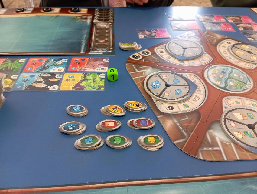 Aquaria on the table, photo by Estepo Estepoes