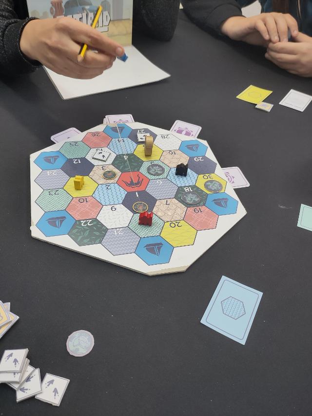 Unpublished Prototypes na stole, zdjęcie: Jaime Mayol