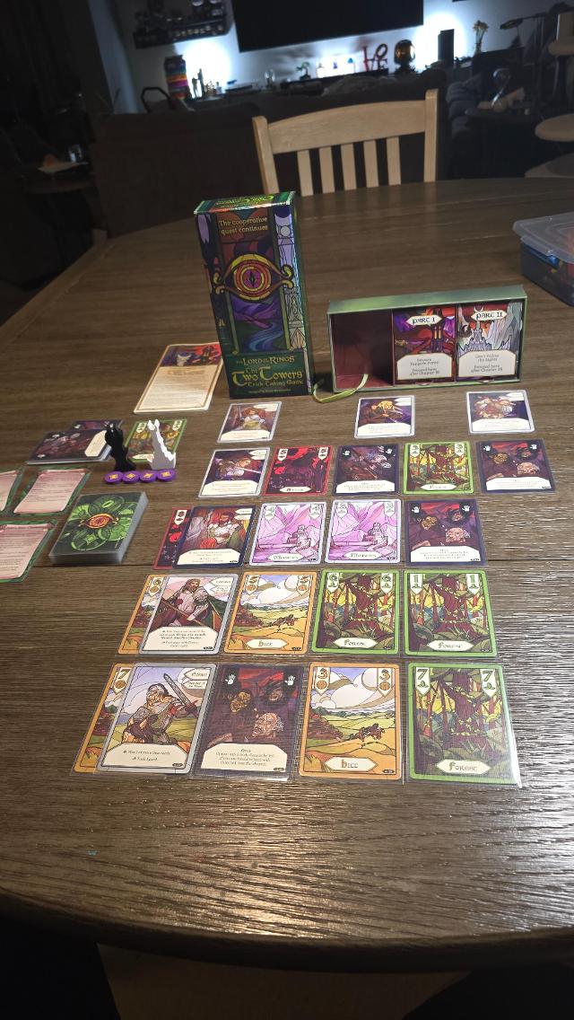 Il Signore degli Anelli: Le Due Torri – Trick-Taking Game sul tavolo, foto di Chris Salazar