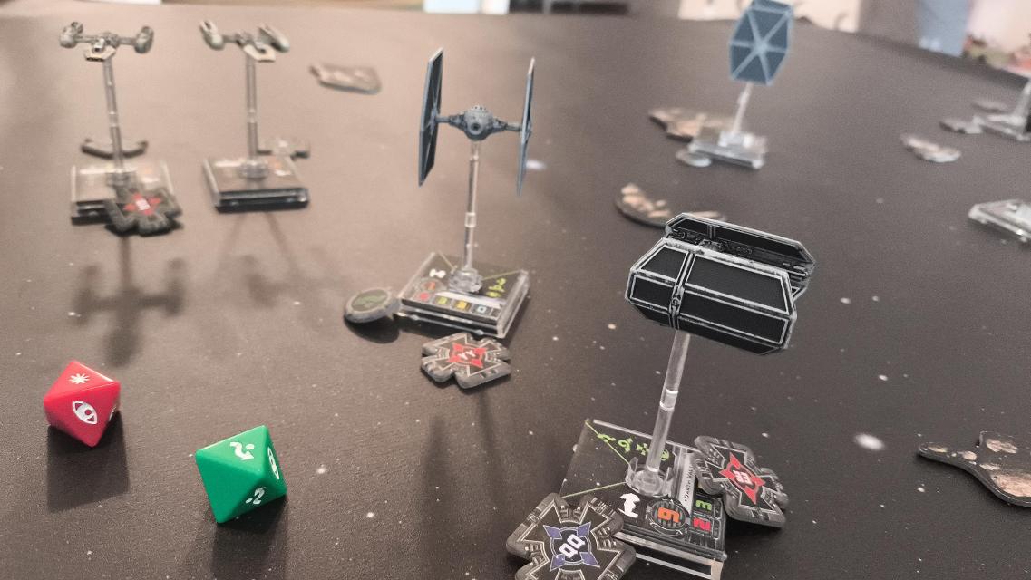 Star Wars: X-Wing Miniaturen-Spiel – Grundspiel auf dem Tisch, Foto von Heldisil